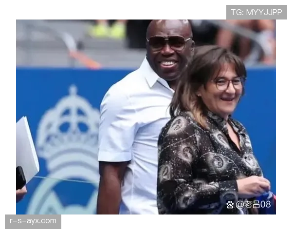 阿克塞尔·迪萨西在国际赛场上表现稳健，受到足球界广泛关注