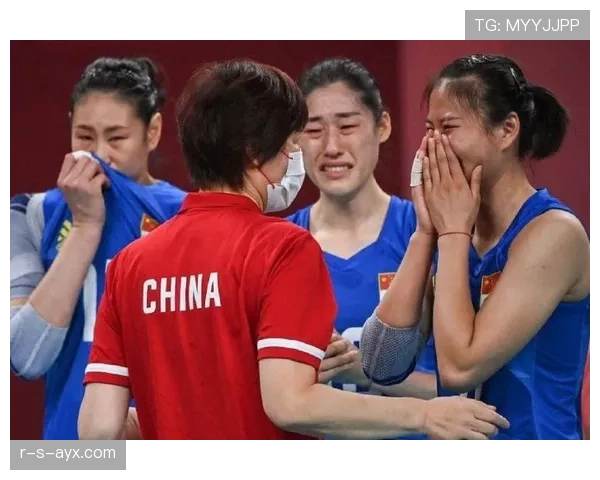 郎平领奖台上像将军，下了楼和大妈比菜价，反差太治愈