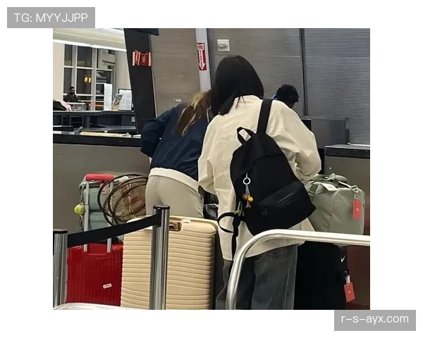 刷到郑钦文机场照——运动裤配奢侈大包，两个世界同框有点刺眼