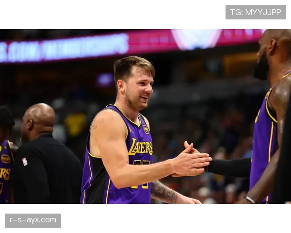 东契奇又在更衣室吃宵夜？这身材管理是真不慌啊