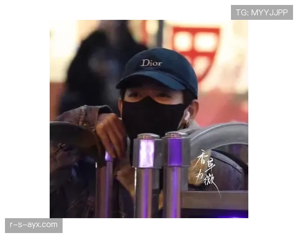 管晨辰穿拖鞋拖着大牌行李走出球馆，我以为走错了片场